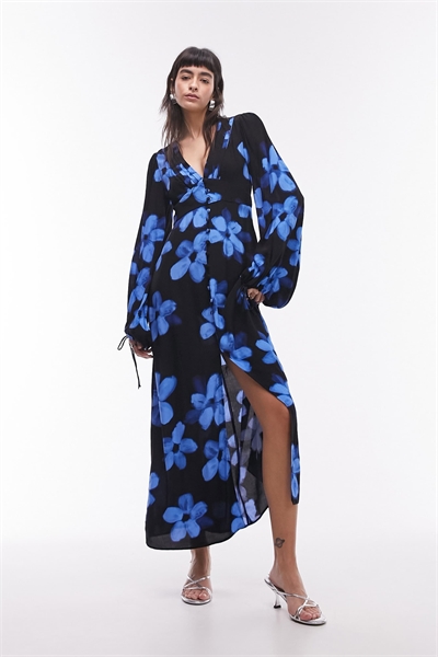 Макси-платье с застежкой на пуговицах и V-образным вырезом, синего цвета с цветочным принтом артикул 132764998