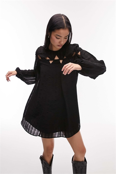 Мини-платье с треугольным вырезом и фактурной отделкой артикул 122763962