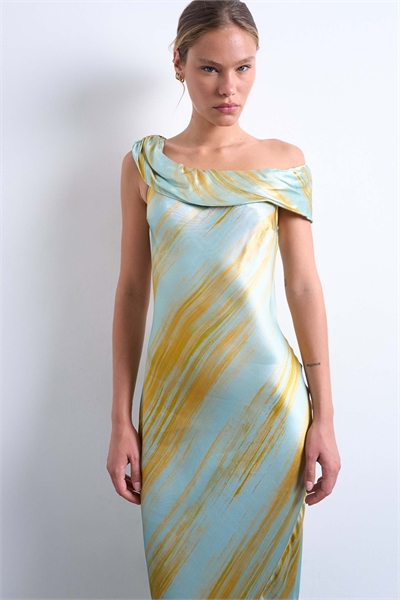 Праздничное платье макси с драпированными плечами артикул 142513467