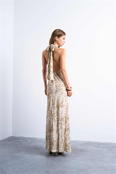 Платье-миди с полной горловиной и воротником-хомутом, бежевого цвета с абстрактным рисунком в стиле зебры артикул 148717090