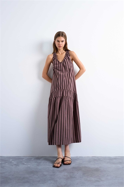 Платье средней длины из поплина с заниженной талией и полосками розового и шоколадного цветов артикул 147473443