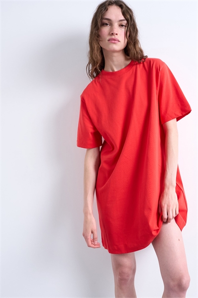 Платье-футболка премиум-класса свободного кроя с короткими рукавами артикул 141103493