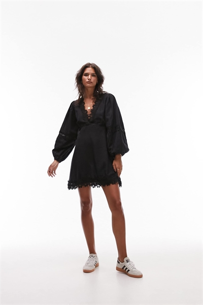 Мини-платье с V-образным вырезом и кружевом артикул 125510342