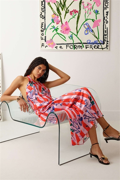 Платье с атласным вырезом за шею артикул 141303626