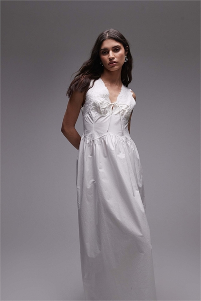 Белое платье средней длины с вышивкой и завязками спереди артикул 141502549