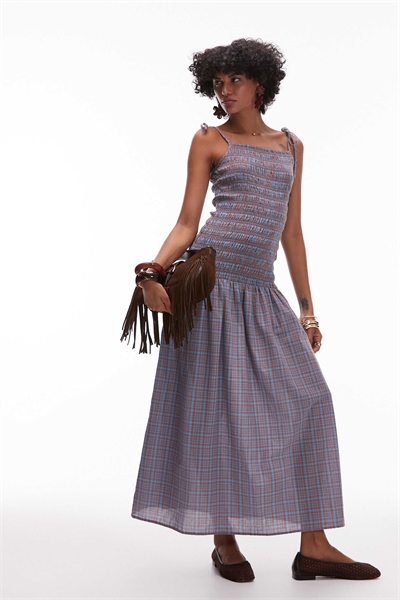 Платье средней длины с рюшами от Cami в синюю клетку артикул 139338106