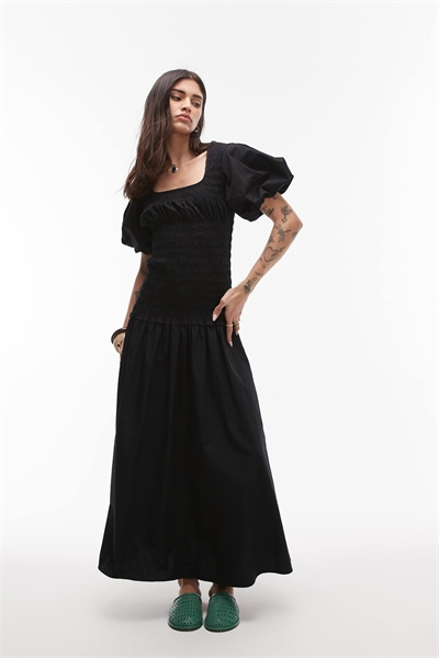 Платье средней длины с квадратным вырезом, рукавами-буффами и сборками, черного цвета артикул 139338109
