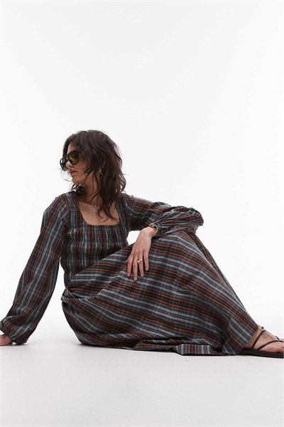 Платье средней длины с длинными рукавами и сборками, синего цвета в винтажную клетку артикул 138945261