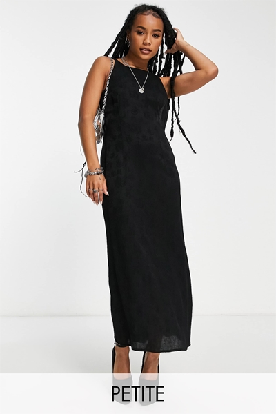 Платье средней длины с рюшами на бретелях, черного цвета артикул 118939944