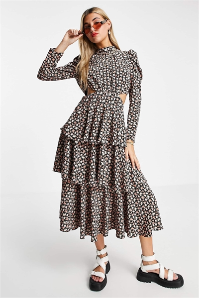 Плетеное платье средней длины с асимметричным кроем и вырезами, в разноцветном исполнении артикул 104634327