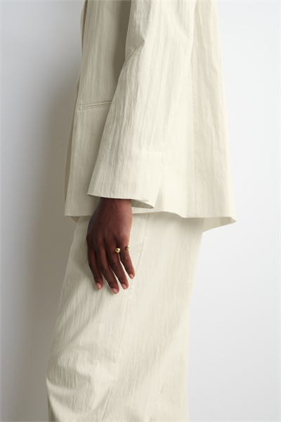 Кольцо с плавающим гранатом артикул 1293821002