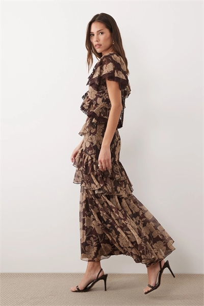 Платье с оборками по всему подолу, декоративной отделкой и открытой спиной артикул 153528602