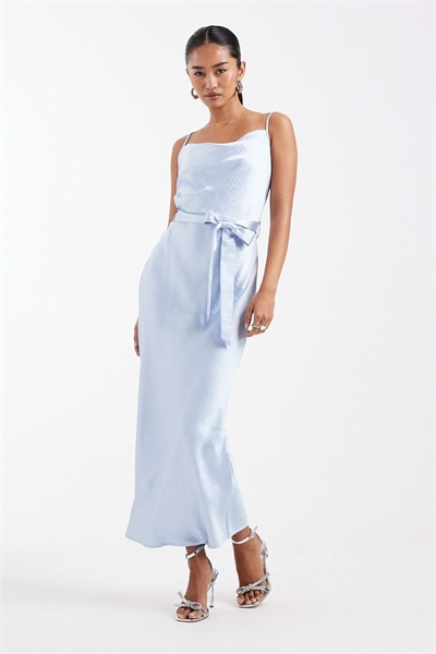 Атласное платье-миди с завязкой на талии и бретелями для подружки невесты артикул 153113247