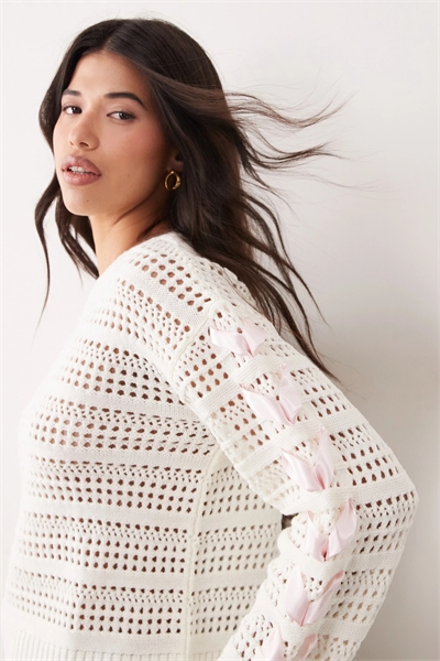 Вязаный крючком топ с атласными бантами на рукавах артикул 155968475