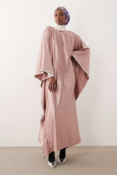 Макси-платье-кафтан с украшенной боковой вставкой артикул 155319302