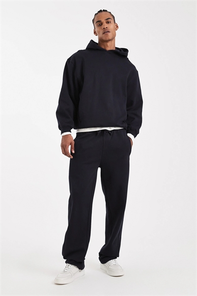 Коллекция моделей с круглым кроем: джоггеры с прямыми брючинами артикул 148701774