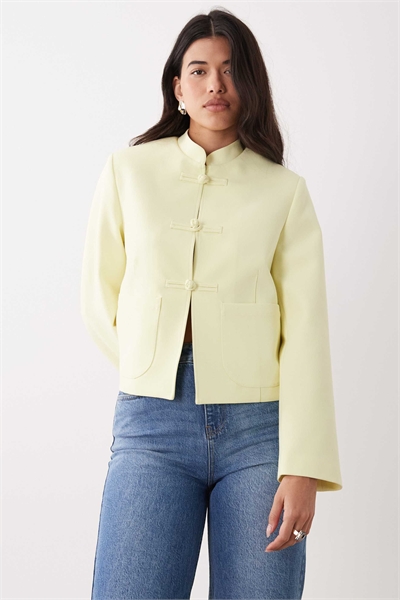 Короткая воротниковая планка на блейзере с воротником-мандарином артикул 155641870