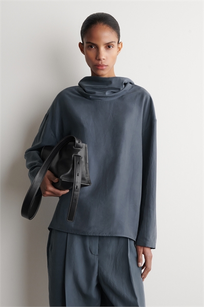 Топ из гофрированного шелка с воротником-воронкой артикул 1327777001