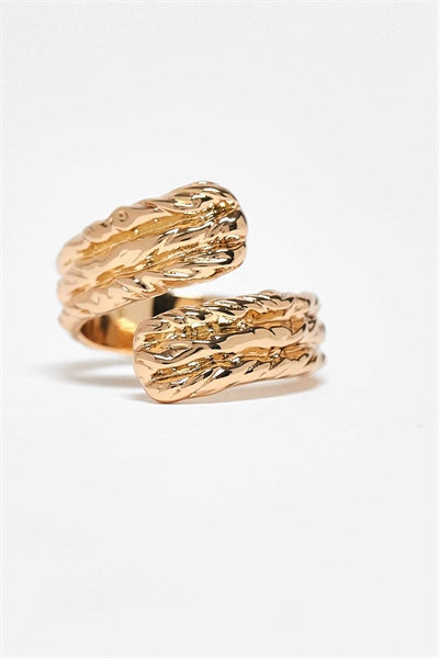 Кольцо с обволакивающей формой и текстурой расплавленного металла артикул 149003286