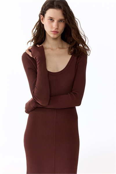 Платье с закрученными деталями артикул 1332917001