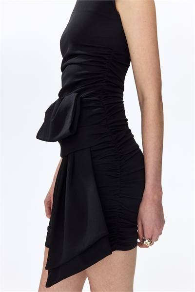 Платье с драпировкой и открытыми плечами артикул 1347615001