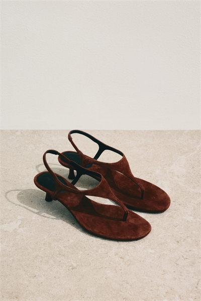 Замшевые сандалии на каблуке артикул 1320361002