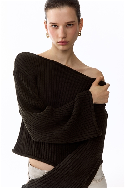 Свитер с ребристым узором и лодочным вырезом артикул 1344943001