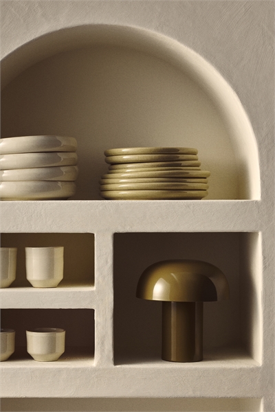 Металлическая настольная лампа артикул 1225620018