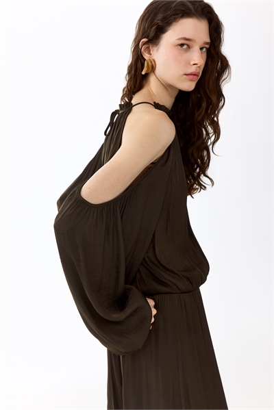 Сатиновый комбинезон с открытыми плечами артикул 1336973002