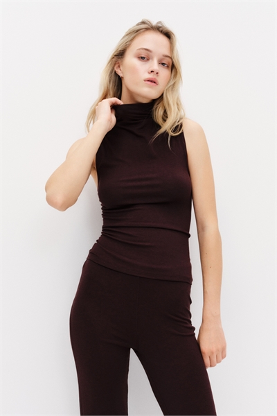 Топ без рукавов с высоким воротником артикул 1344325002