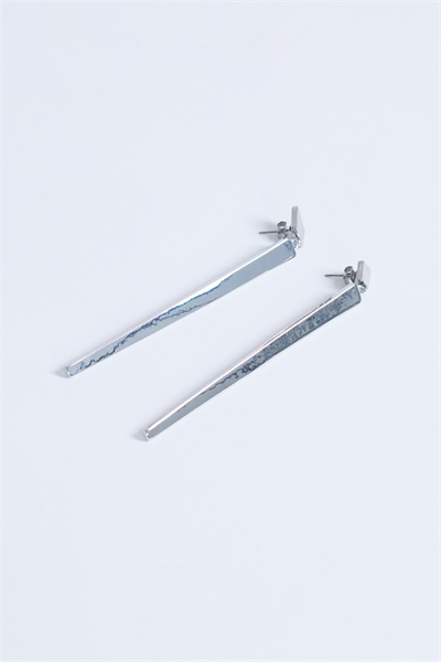 Серьги-гвоздики Cora с асимметричным подвесом артикул 155173849