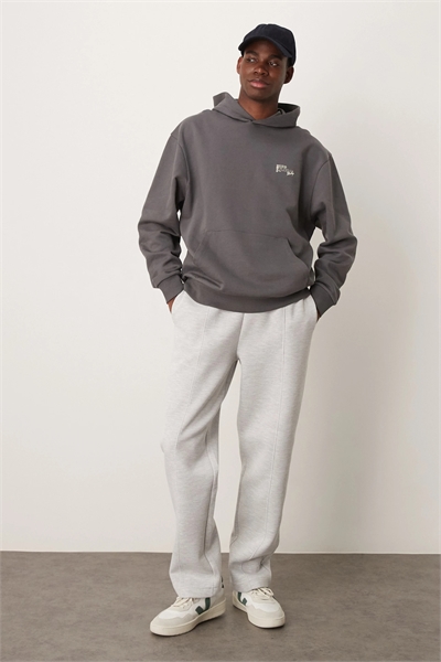 Джоггер свободного кроя из плотной ткани артикул 144073603