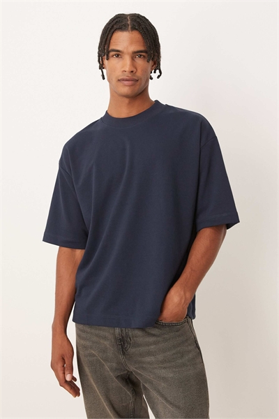 Объемная футболка свободного кроя из плотной ткани артикул 149654551