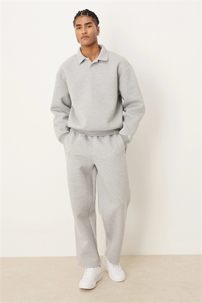 Широкие джоггеры из плотной ткани артикул 150977604