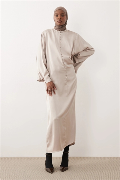 Кафтан с широкими рукавами и декором на пуговицах артикул 155319274