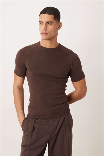 Футболка с рукавами-«седлом» из трикотажа с ребристой фактурой и облегающим кроем артикул 153019568