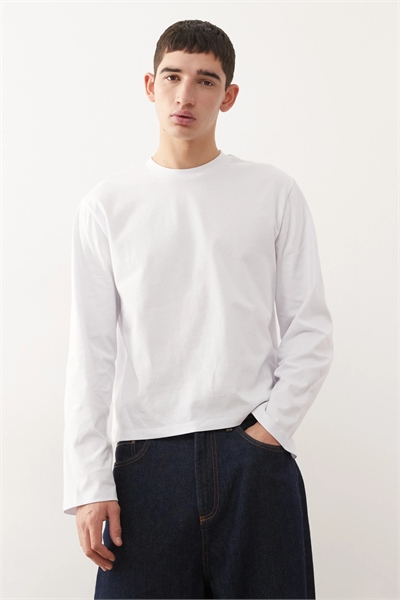 Короткая футболка прямого кроя с длинными рукавами артикул 153689086