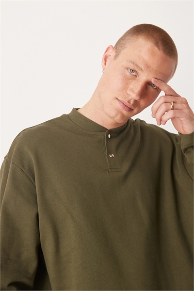 Свободная толстовка с воротником на пуговицах артикул 146143763