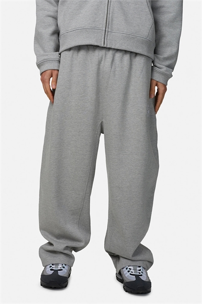 Широкие джоггеры с вышитым логотипом артикул 156412327