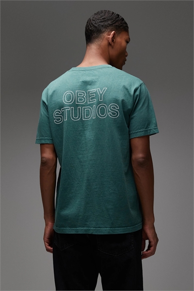 Футболка с вырезом и принтом на спине артикул 151015940