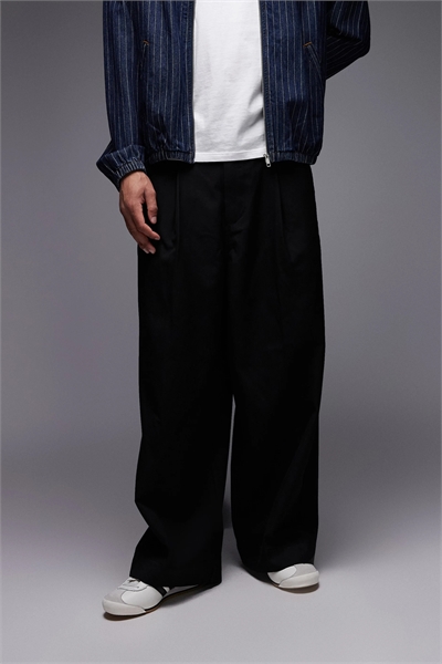 Брюки из твила с прямыми брючинами и складками от Oliver артикул 151015867