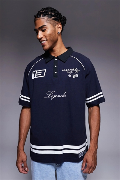 Поло с крупным логотипом, контрастными полосками и воротником артикул 148997878