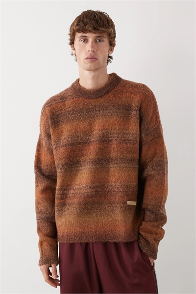 Свитер из трикотажа с крупным узором и градиентным переходом артикул 151188279