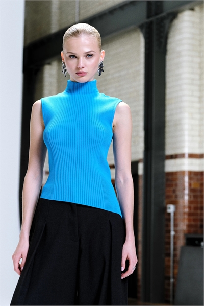 Топ из тонкого трикотажа с высоким воротником и асимметричным подолом артикул 154767088