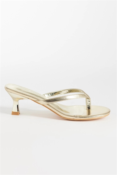 Сандалии Evermore на низком каблуке с открытым носком и ремешком между пальцами артикул 153839262