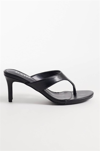 Сандалии на каблуке с ремешком между пальцами от Mystia артикул 152905377