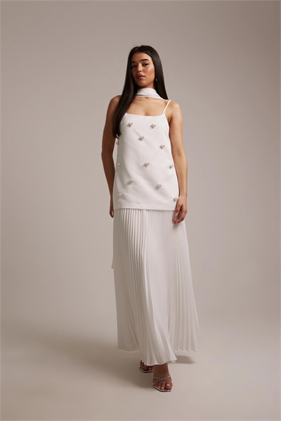 Свадебное макси-платье с плиссировкой, заниженной талией, украшенное жемчугом и с элементами в виде шарфа артикул 154051800