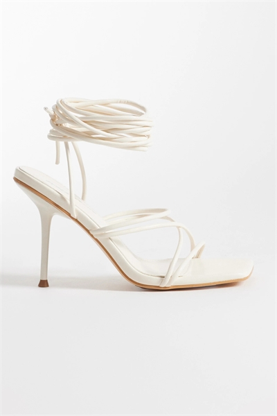 Оригинальные босоножки на каблуке с ремешками артикул 153891287