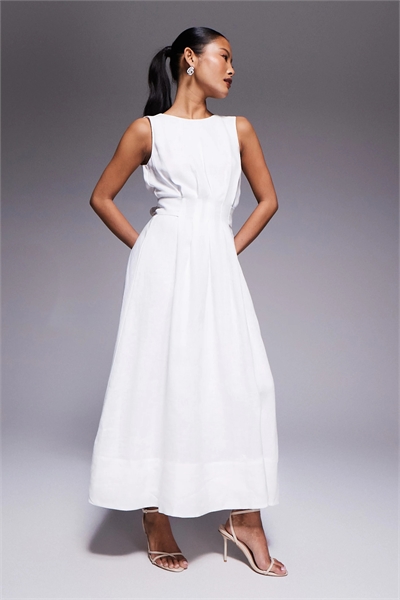 Льняное платье средней длины без рукавов с V-образным вырезом и завязками на спине артикул 154036907