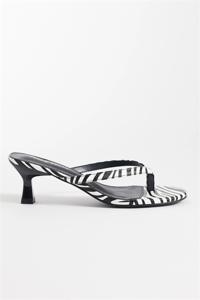 Сандалии Evermore на низком каблуке с открытым носком и ремешком между пальцами артикул 153891296